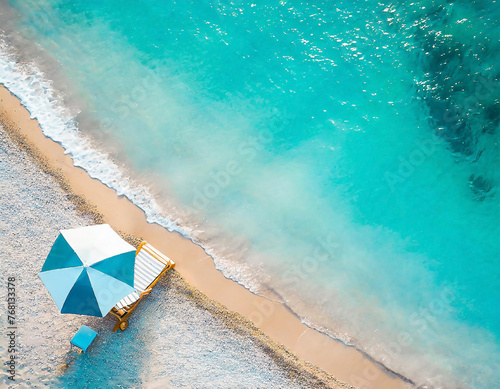 Spiaggia con ombrellone e sdraia