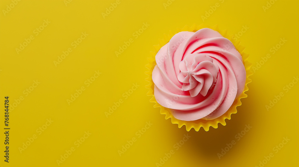 cupcake visto de cima isolado no fundo amarelo - obrazy, fototapety, plakaty 