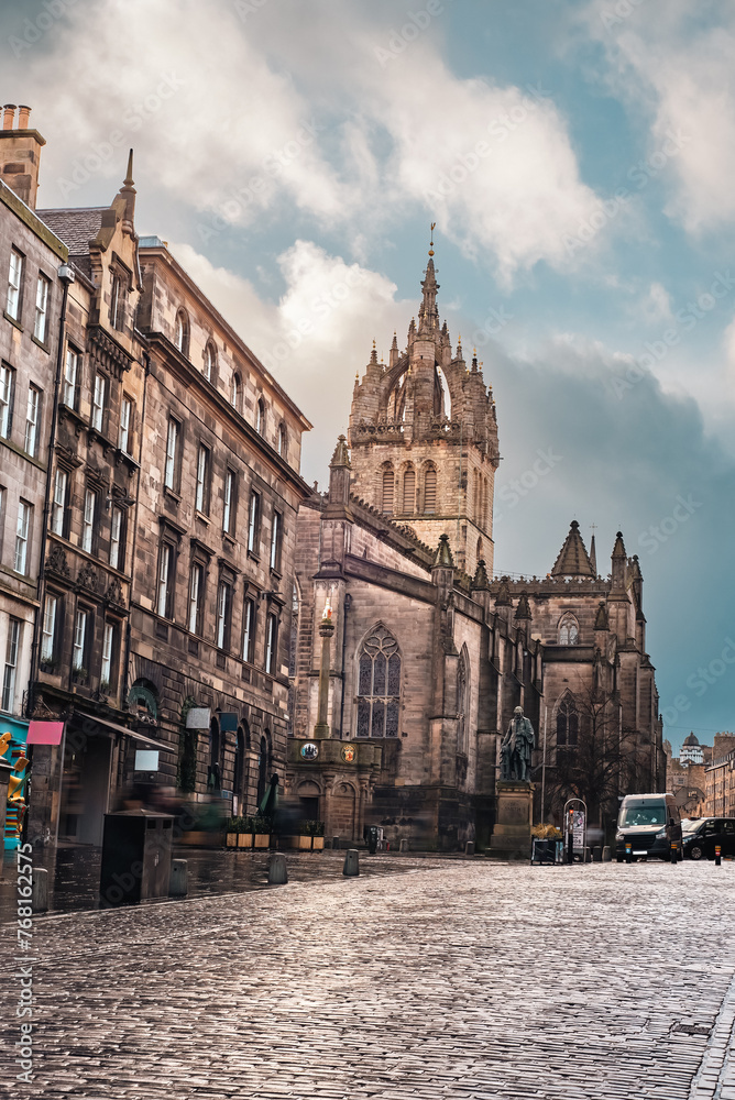 Fototapeta premium Buildings along the cobbled street of the Royal Mile in Edinburgh Old Town, Scotland