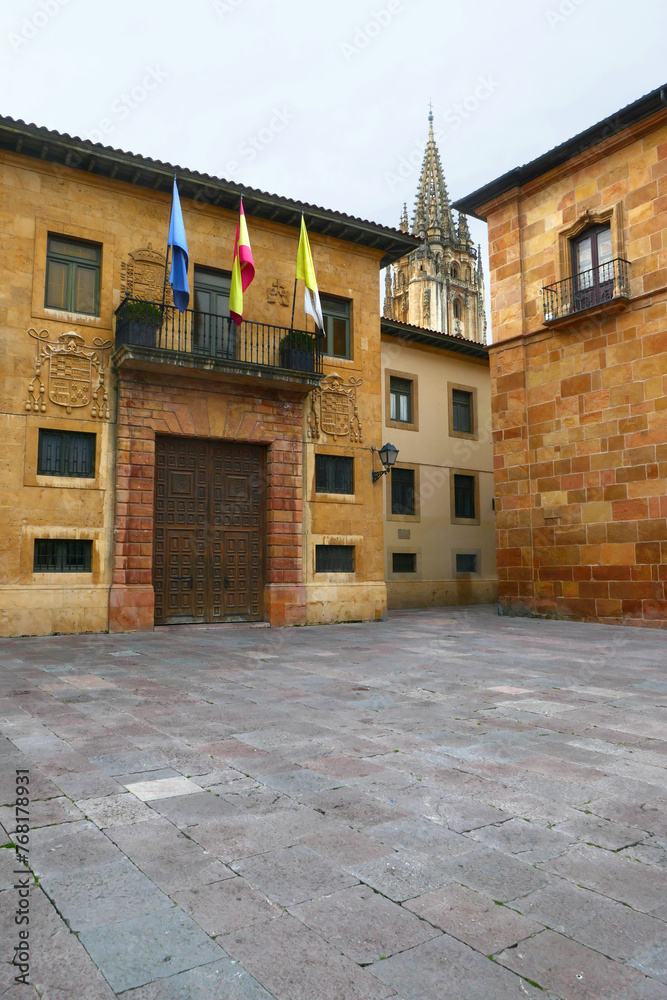 Naklejka premium Fassade des Bischofspalastes von Oviedo am Plaza Corrada del Obispo in Oviedo