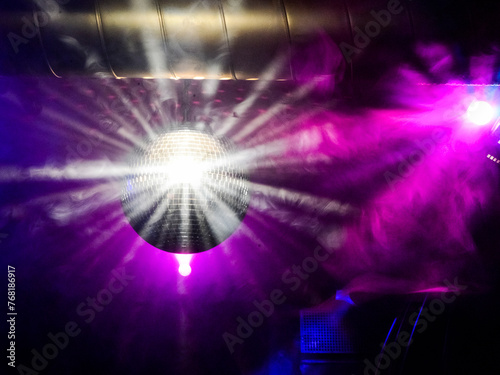 Obraz na płótnie Dyskoteka, dj, kula disco w salonie