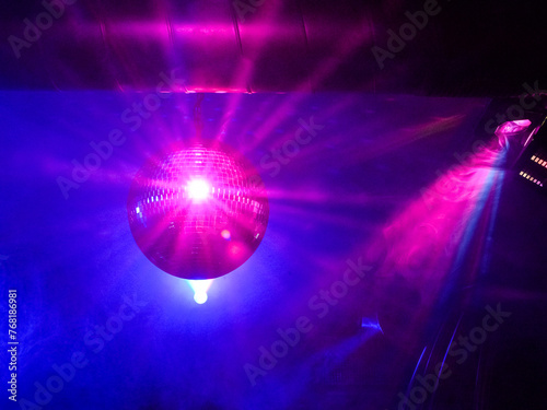 Obraz na płótnie Dyskoteka, dj, kula disco w salonie
