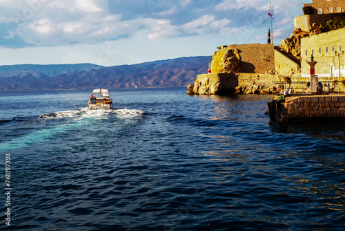 Bild auf Leinwand Motor boat leaves Hudra island andmove to Mainland of Greece