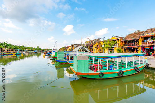 Cuadro en lienzo Wooden boats on the Thu Bon River in Hoi An Ancient Town (Hoian), Vietnam