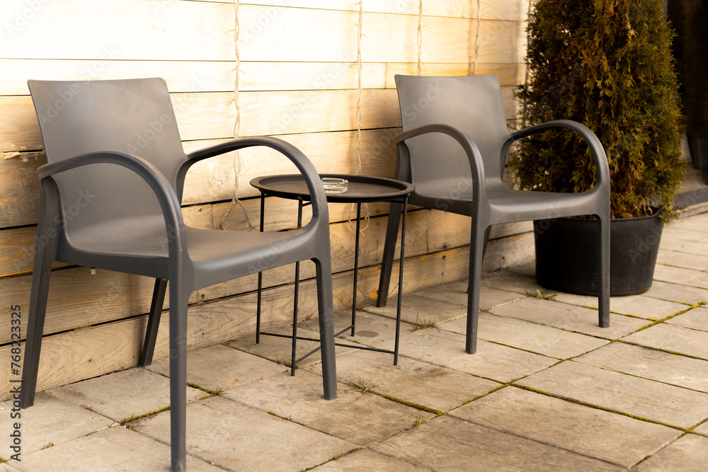 Obraz premium table and chairs in the yard, backyard of the house
