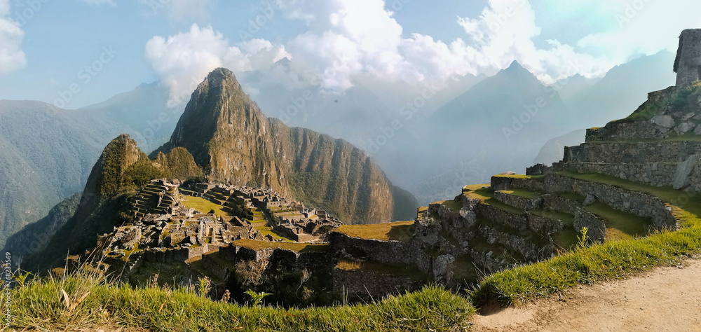 Foto del Santuario Histórico de Machu Picchu en las montañas	
 - obrazy, fototapety, plakaty 