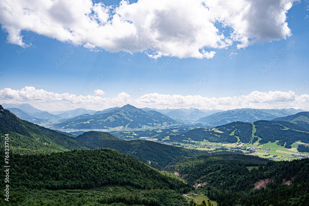 Blick auf Tirol mit Almen und Bergwald,  alpine Luftaufnahme.