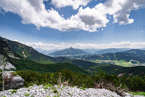 Weiter Ausblick auf die sommerliche Landschaft Tirols vom Wilden Kaiser aus gesehen.