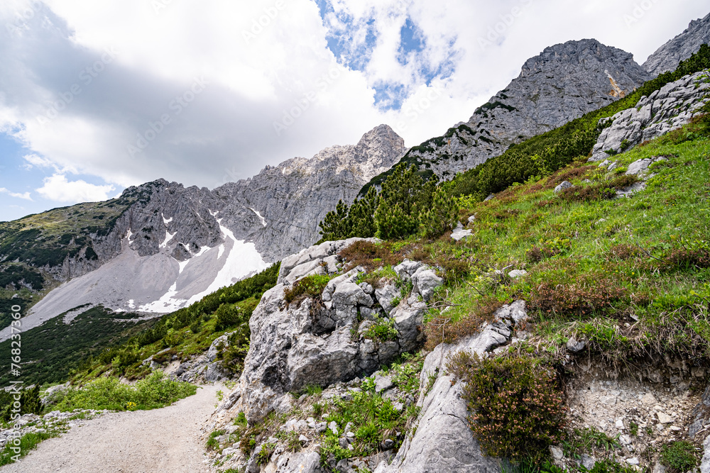 Felsen mit spärlichem Bewuchs hoch im Wilden Kaiser Gebirge in Tirol.