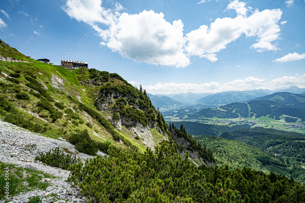 Fototapeta premium Am Wilden Kaiser in Tirol - Blick unweit von der Gruttenhütte hinab ins Tal.
