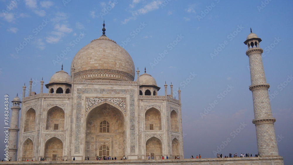 Gros plan de la façade du Taj Mahal et de ses magnifiques mosaiques et marbre blanc, beauté architectural, splendeur monumentale indienne et hindu, mur brillant au rayonnement du Soleil, mur de brique
