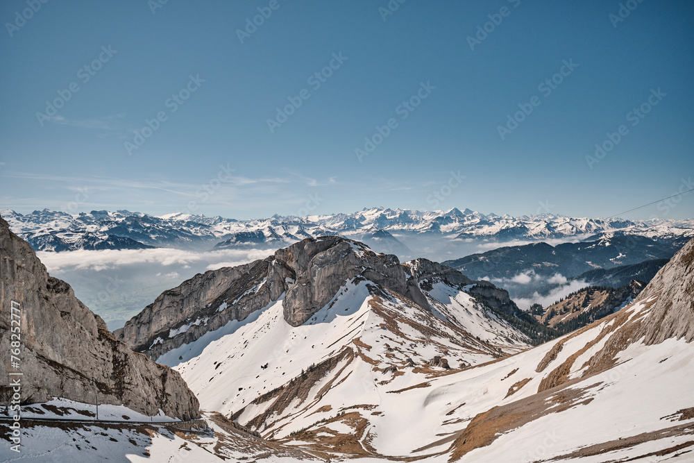 Panorama alpino sulle alpi svizzere.
