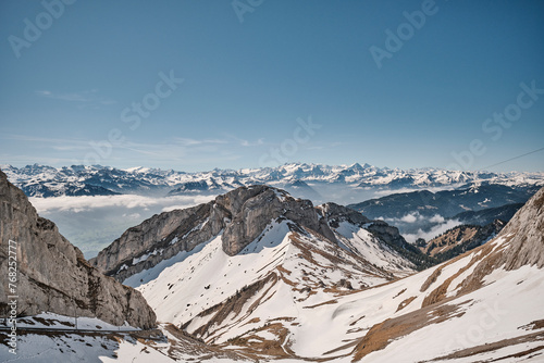 Panorama alpino sulle alpi svizzere.