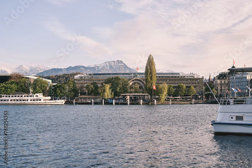 Stazione ferroviaria di Lucerna vista dalla sponda opposta del lago dei Quattro Cantoni photo