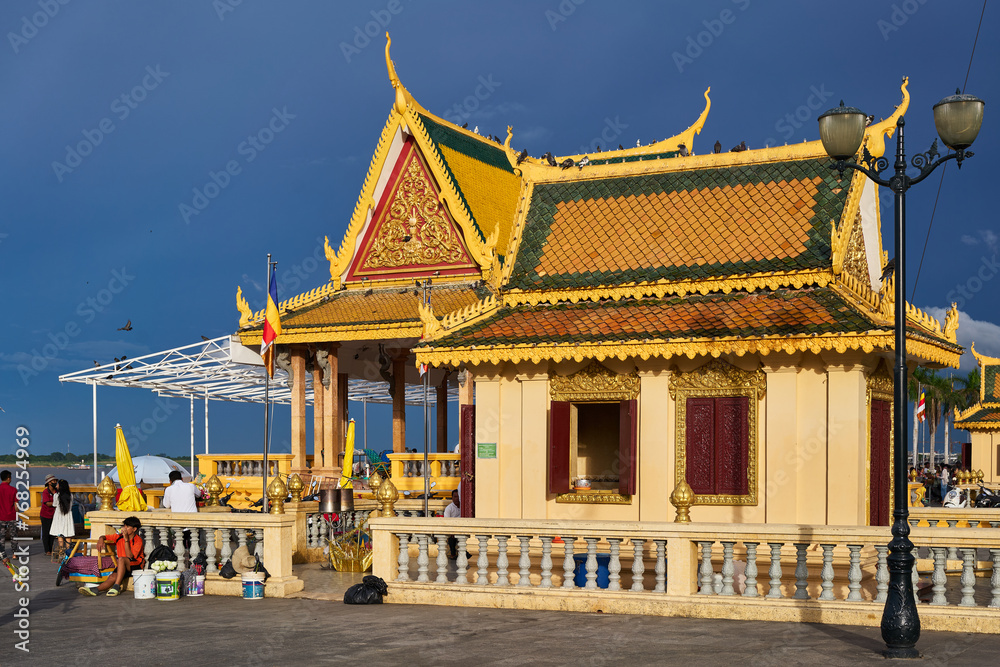 Buddhist temple at the Phnom Penh promenade