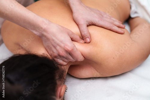 Fotografie Firm hands engage in a deep tissue massage on a client's back