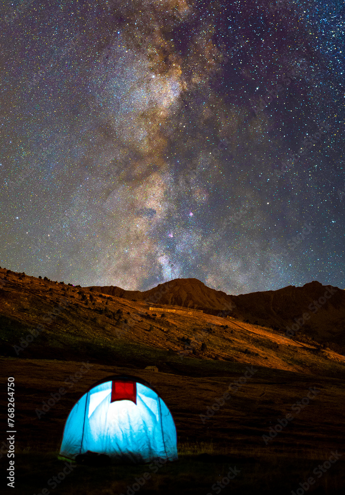 Paisaje de fantasía con la galaxia de la Vía Láctea y la tienda de campaña en Andorra.