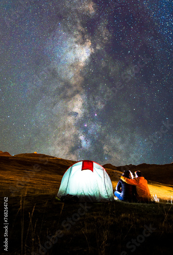 Obraz na płótnie Paisaje de fantasía, pareja enamorada acampados y mirando la galaxia de la Vía Láctea en Andorra. w salonie
