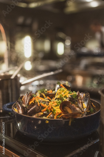 gekochte  Meeres Muscheln mit Gemüse und sauce in einem Topf © Hung