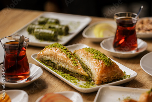 Künefe mit gebrannten Pistazien mit Mozzarella und Tee