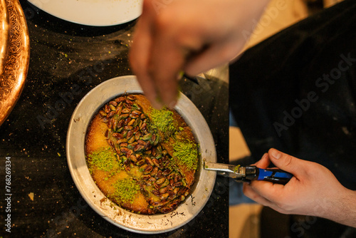 Künefe mit gebrannten Pistazien und Morzellea im Teller