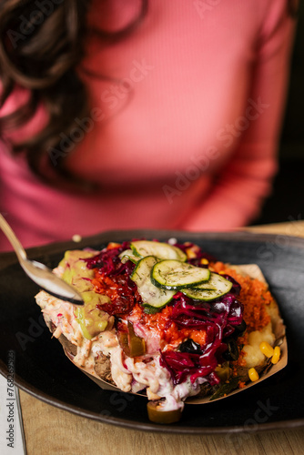 Frische Kumpir mit Gemüse in einer Schalle
