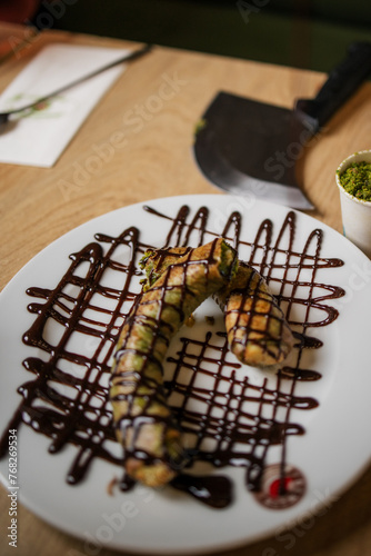 Simit Katmer Ringförmige Teigtasche mit Pistazien und cremiger Schokosauce