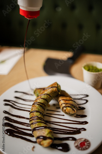 Simit Katmer Ringförmige Teigtasche mit Pistazien und cremiger Schokosauce
