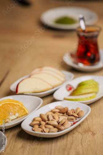Türkischer Tee mit Obst