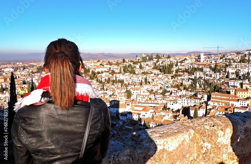 Obraz na płótnie Joven turista contemplando la ciudad de Granada desde la Alhambra. w salonie