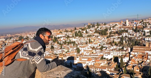 Joven turista contemplando la ciudad de Granada desde la Alhambra.  photo