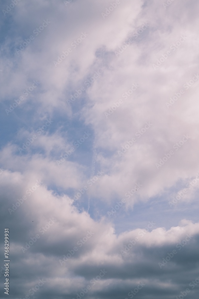 Farbiger Himmel mit interessanten Wolken als Hintergrund