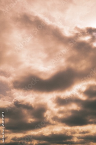 Farbiger Himmel mit interessanten Wolken als Hintergrund