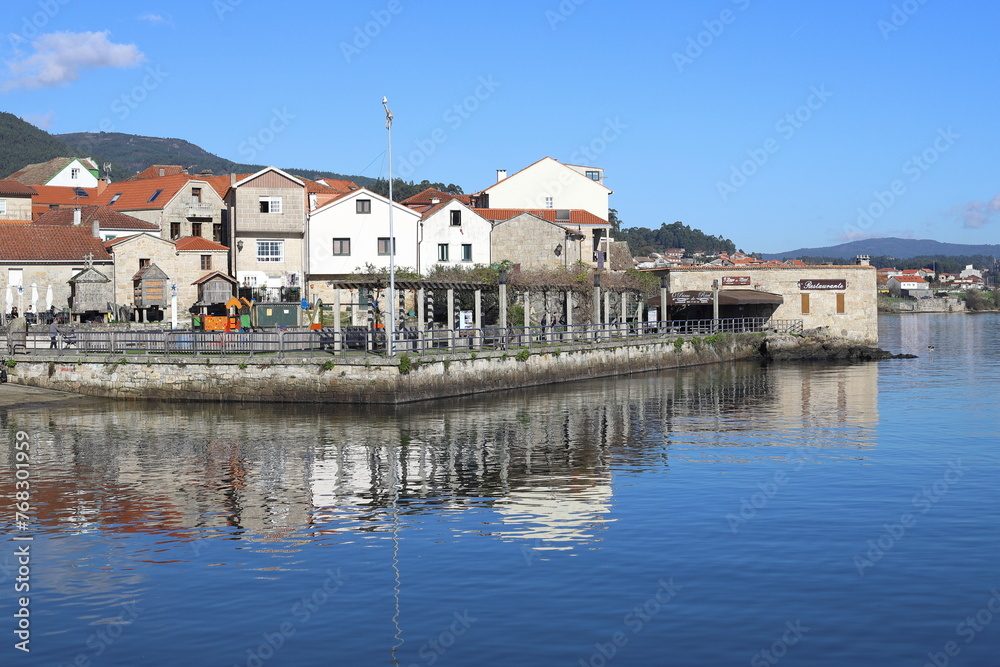 Orillas del pueblo de combarro en galicia, famoso por sus hórreos