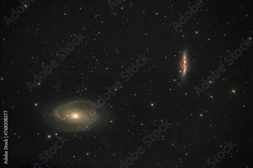La galaxie du cigare M82 et une galaxie spirale M81
