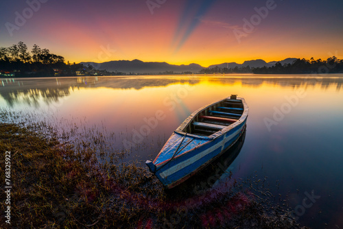 Perahu di Danau, Suasana sunrise di Situ Cileunca Pangalengan Bandung 