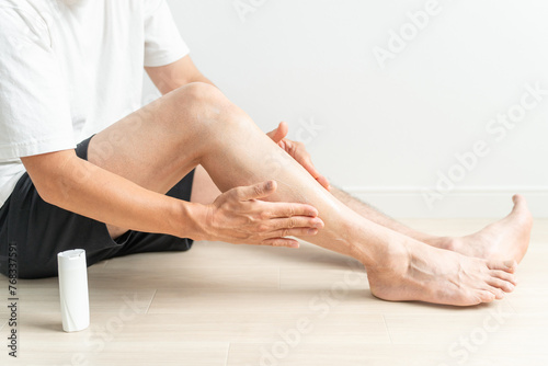 Cuadro en lienzo 脚のスキンケアをする男性（シェービングクリーム・ムダ毛処理・除毛・剃毛・自己処理）