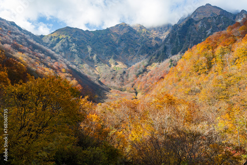 日本の風景・秋 紅葉の谷川岳 マチガ沢 