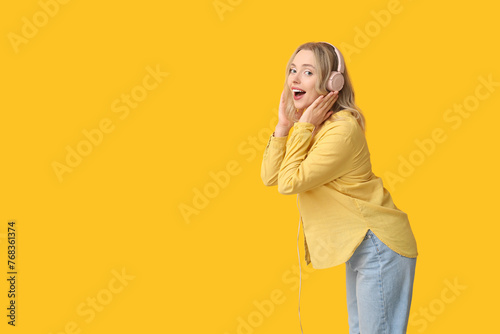 Pretty young woman with mod...