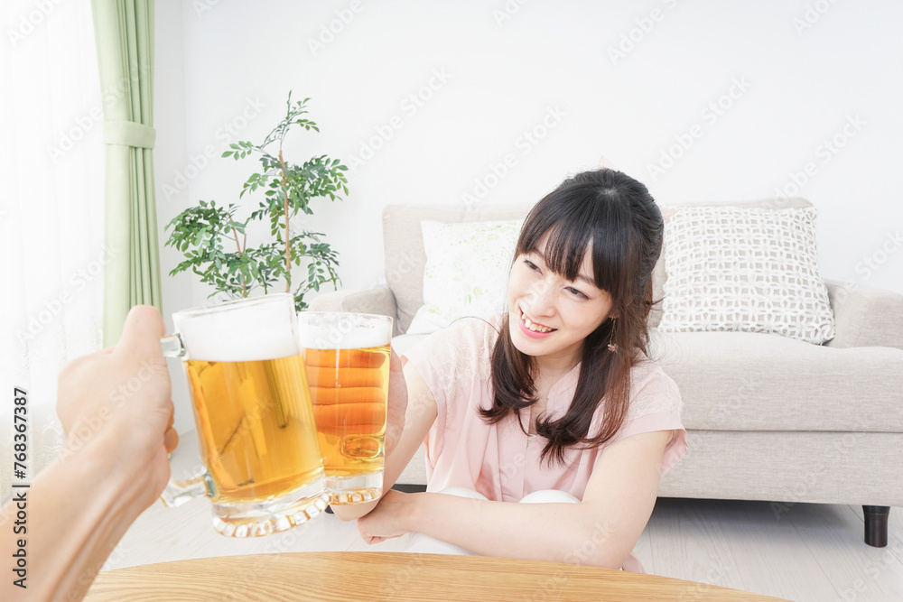 ビールを飲む若い女性