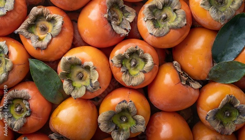 秋の実り豊かな収穫、柿の甘酸っぱい香りに包まれて