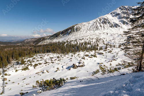 Sceneria roztaczająca się ze szlaku prowadzącego z Hali Gąsienicowej, nad Czarny Staw Gąsienicowy w Tatrach Wysokich. Zdjęcie wykonane w słoneczny, zimowy dzień. © Arsky