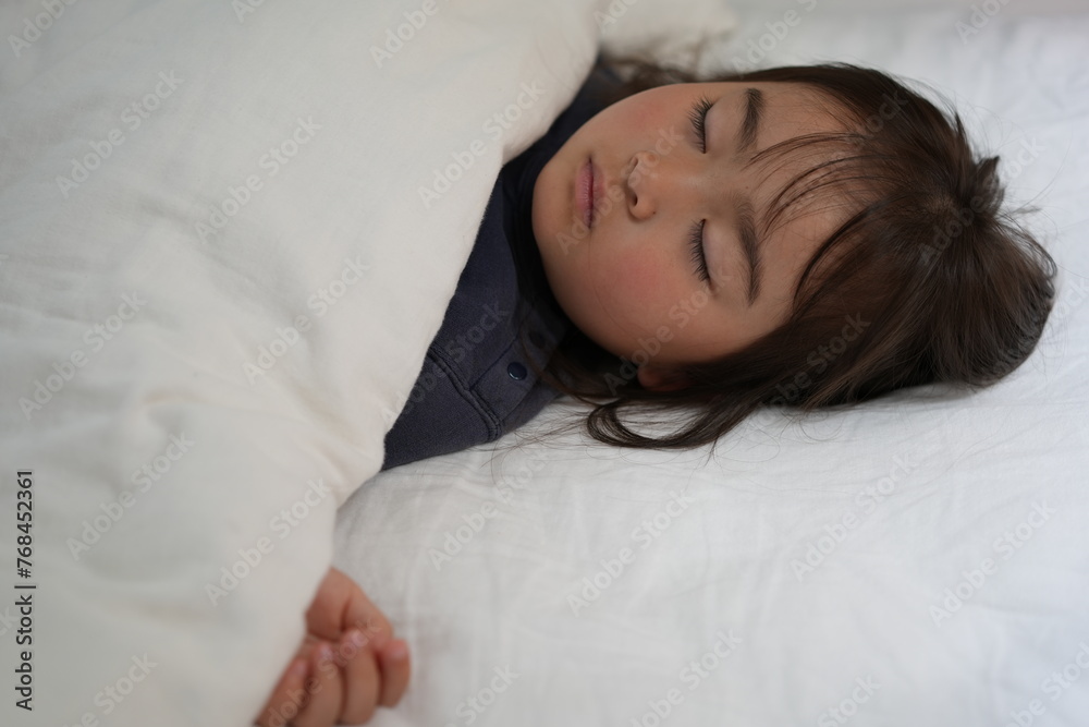 穏やかな眠り:昼寝中の女の子のやすらぎ 穏やかな眠り:昼寝中の女の子のやすらぎ