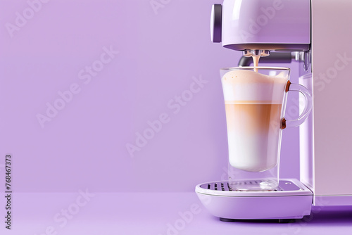 machine à café multi boissons, violette et blanche avec des parties chromées et un mug transparent rempli de caffe latte très crémeux, Machine expresso sur fon violet avec espace négatif copy space