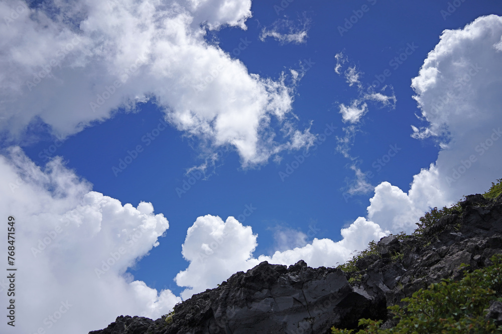 見上げた岩場と雲