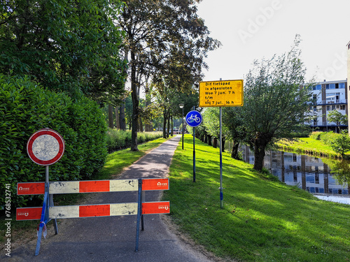 Barefoot refurbishment of a cycle path in Nieuwerkerk aan den IJssel photo