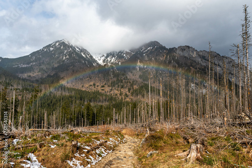 Tatry widziane z doliny Kościeliskiej w towarzystwie kolorowej tęczy.   © Arsky