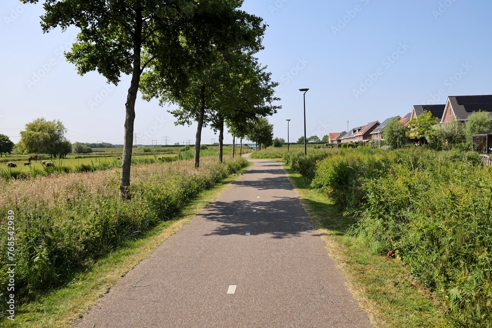 Cycle path Warmoezenierspad In the Groene Zoom of Nieuwerkerk aan den IJssel