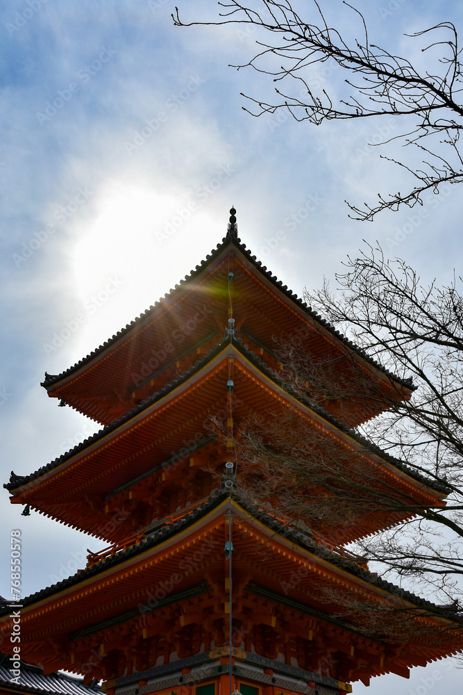 春の清水寺　三重塔