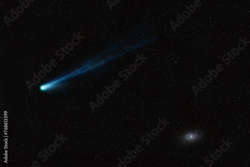 Cometa 12P Pons Brooks passa vicino alla galassia M33 nella costellazione del Triangolo il 24 marzo 2024